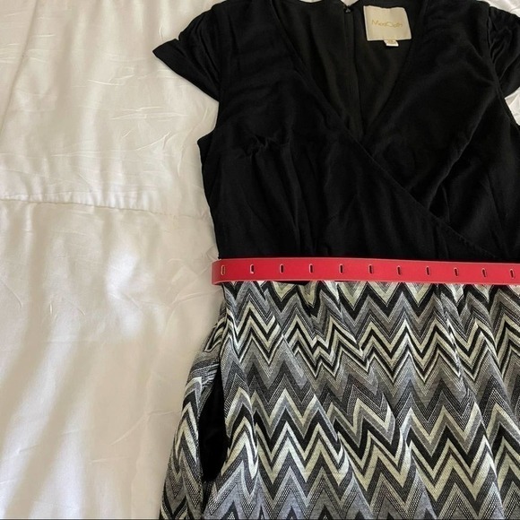 MODCLOTH Black & Gray Chevron Print V Neck Belted Dress Size Extra Small - Picture 6 of 10